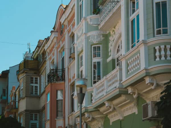 Класическата фасада е един от елементите, които трябва да вземете предвид, докато проверявате качеството на строителството на апартамента, който искате да закупите.