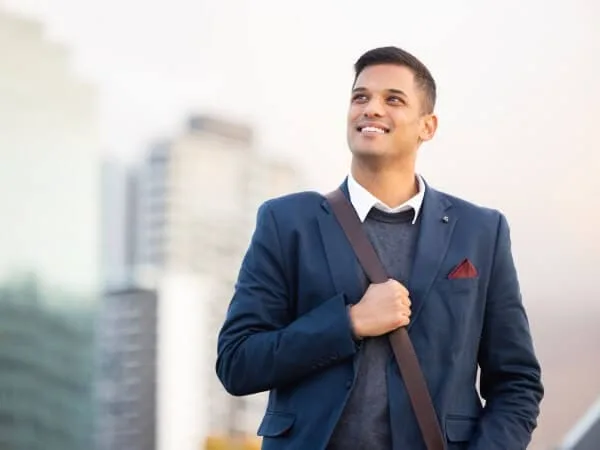 Млад усмихнат бизнесмен пред българските имоти.