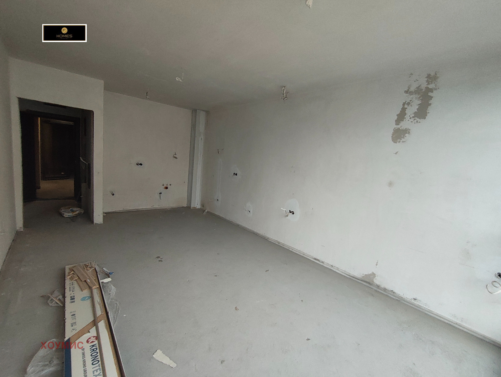 Просторен хол с бели стени и бетонен под