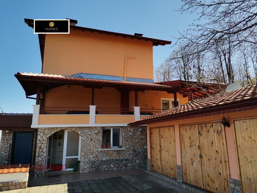 Съвременна кухня с бели шкафове и жълти стени