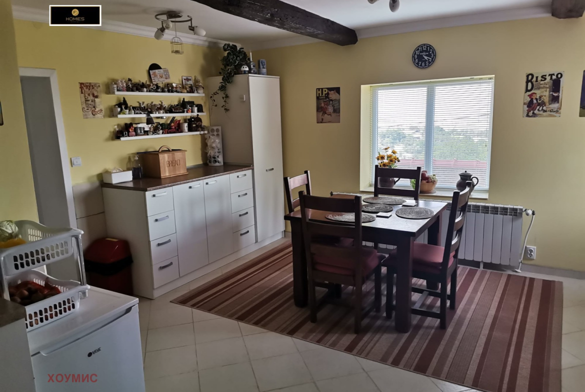 園景с пергола и насаждения около имота