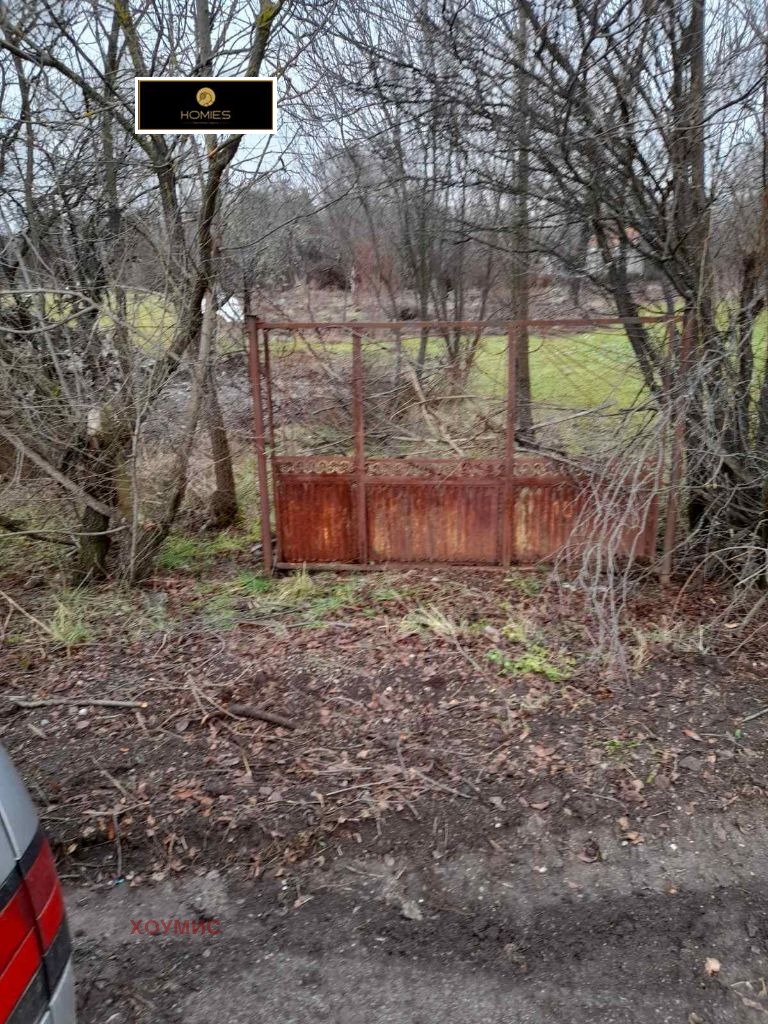 Ръждясала металическа врата на земния парцел