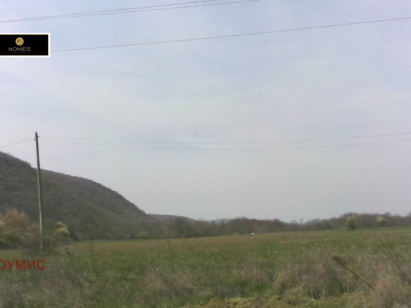 Голям земеделски участък с хълмисти полета