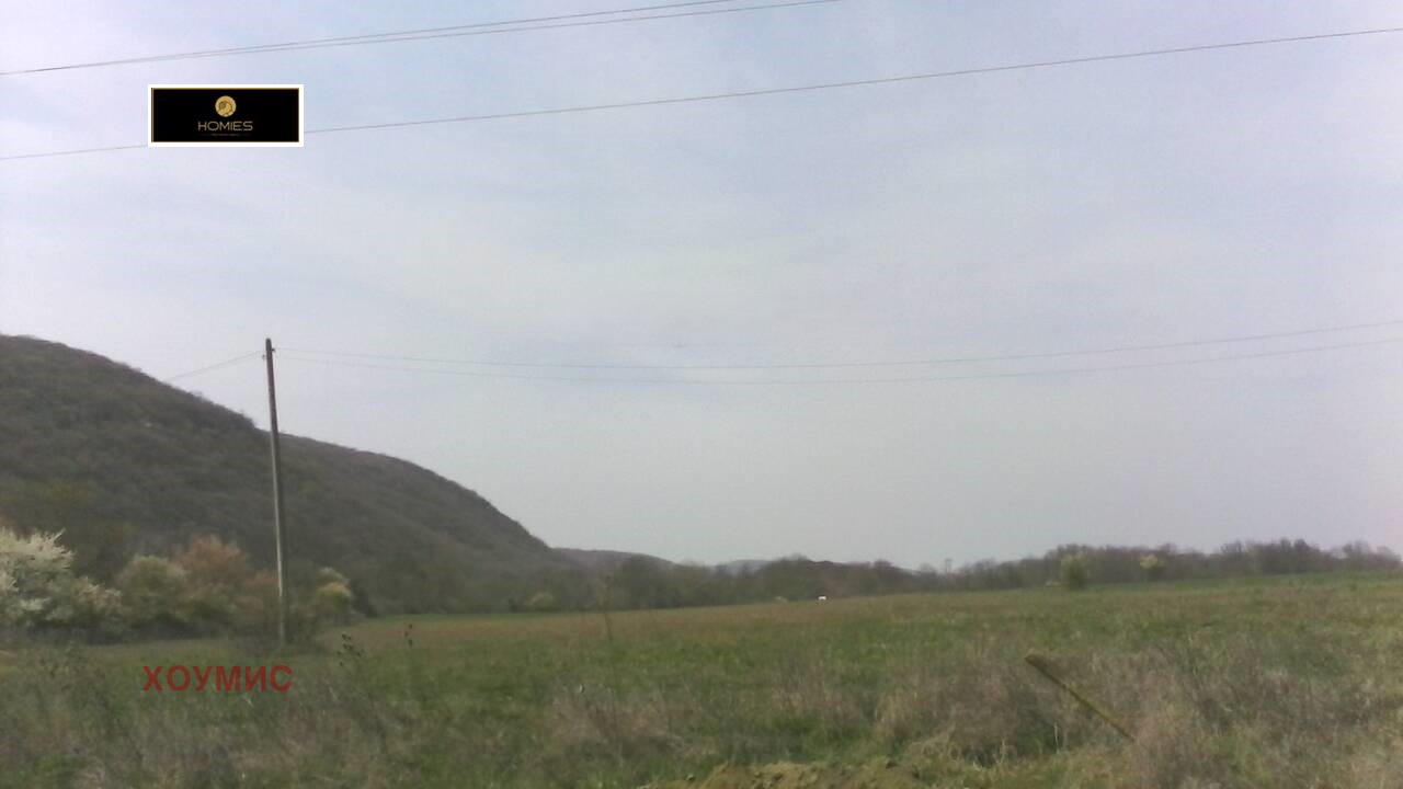 Голям земеделски участък с хълмисти полета