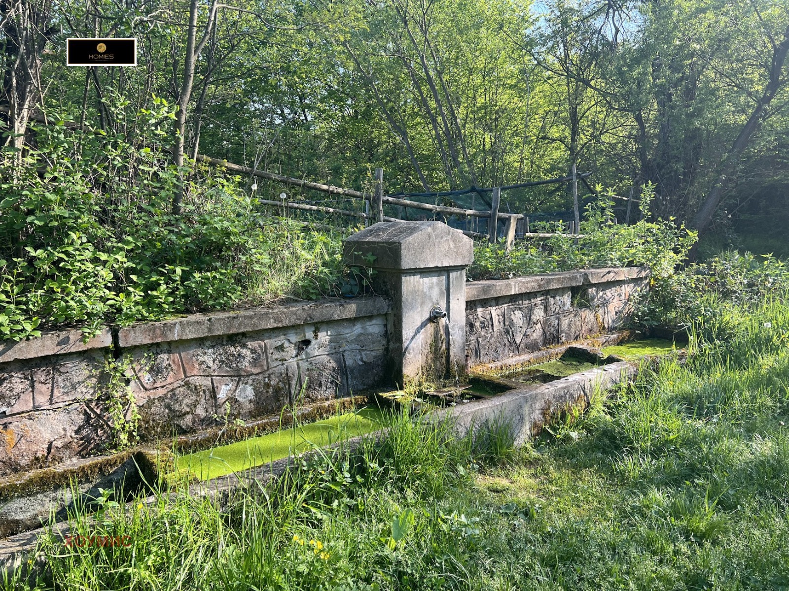 Древен каменен резервоар за вода в лесната площ