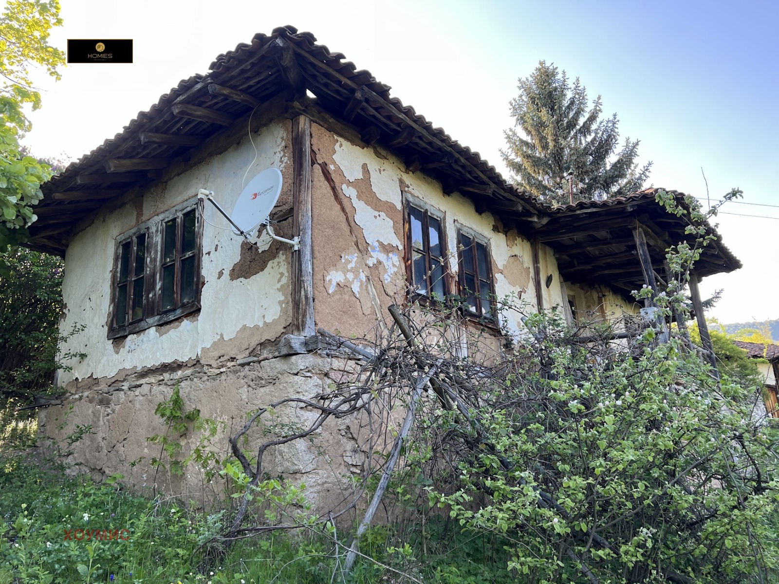 Развалена къща с отпадащи тухли и влажна основа