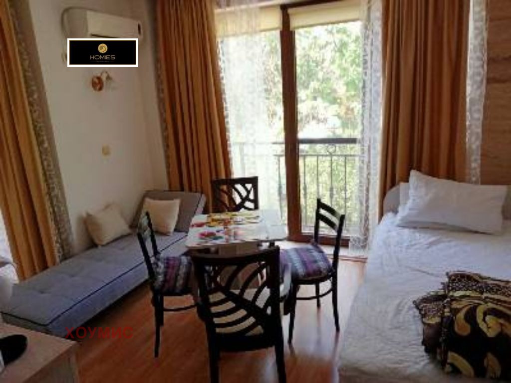 Обеденска маса и столове в хола