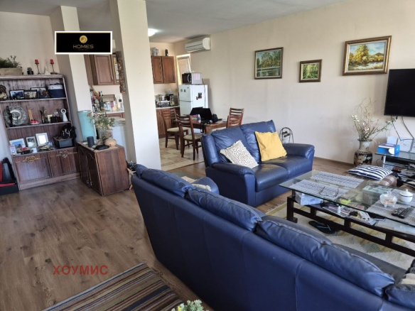 Просторен хол с кожен диван и тв