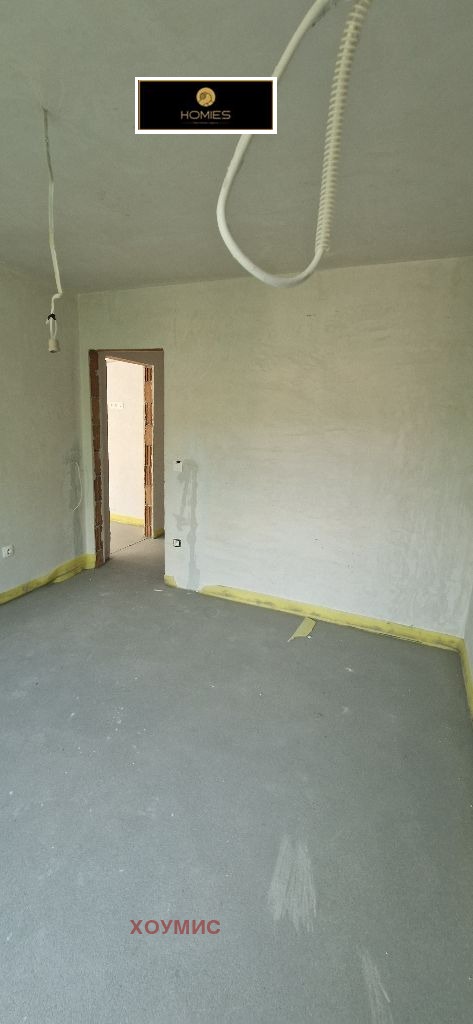 Празна стая в строеж, бели стени, готов фундамент