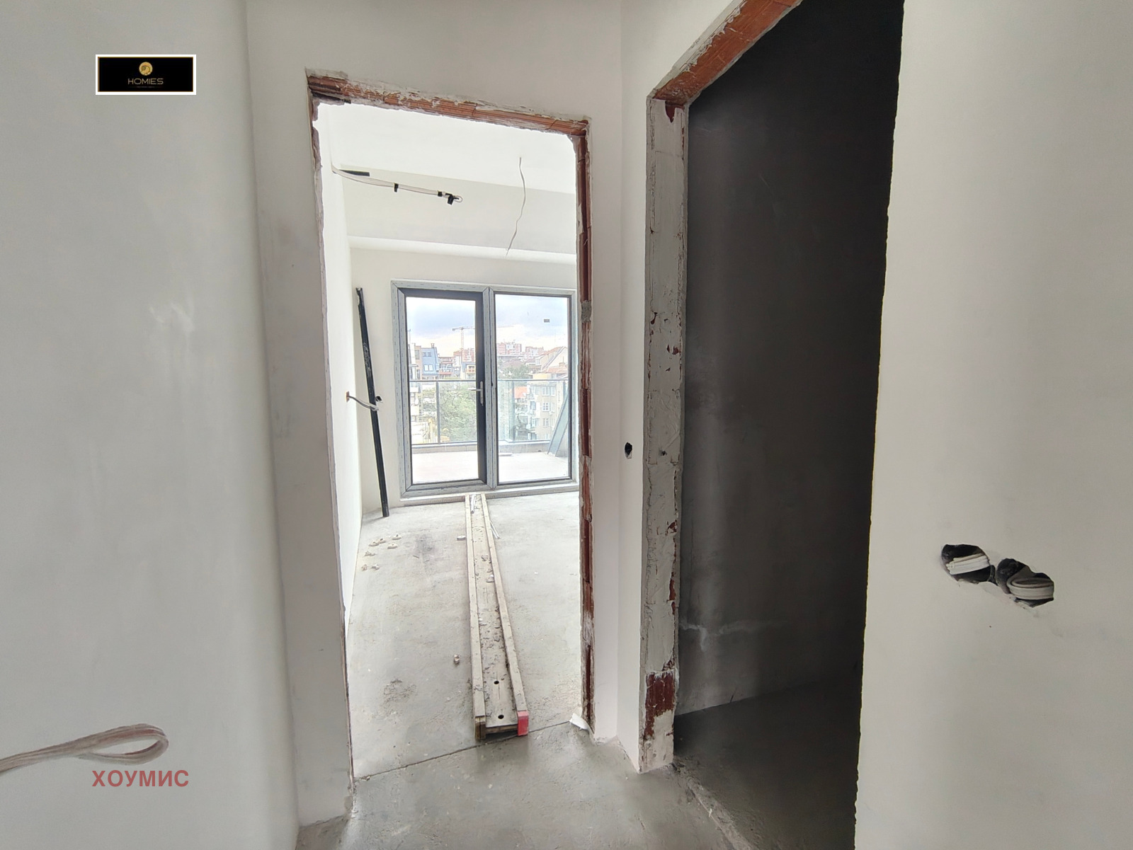 ednd0bestaen-apartament-90-sqm-prodava-sofia-centar-dve-terasi-6 Черна врата и съвременен дизайн на входа