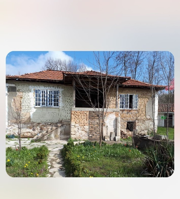Руинирана жилищна сграда със каменни стени и повреди