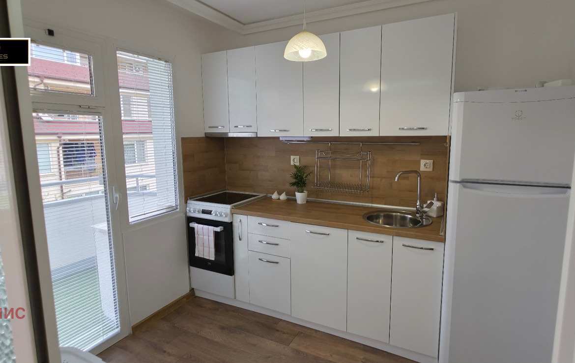 Трапезария с четирима столове и прозорци