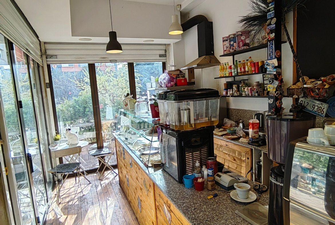 Интериор с висящи лампи, кухненски шкафове и прозорци