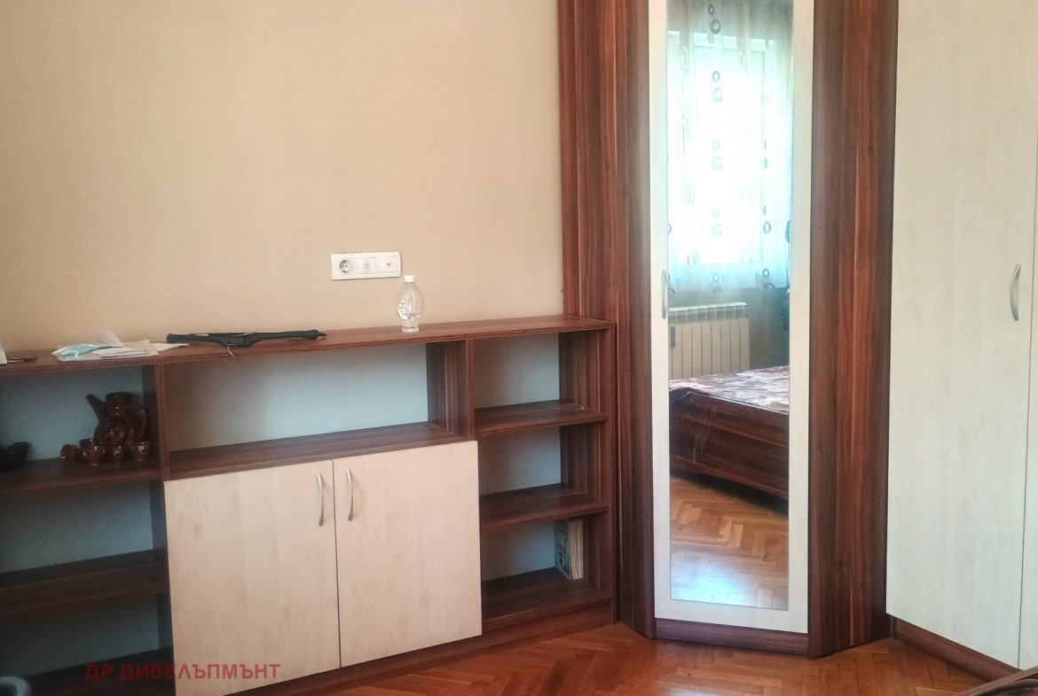 Apartment in Oborishte, Sofia - Image 13