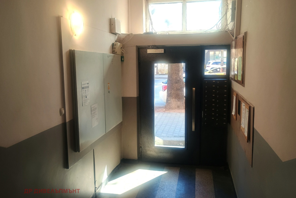 Apartment in Oborishte, Sofia - Image 15