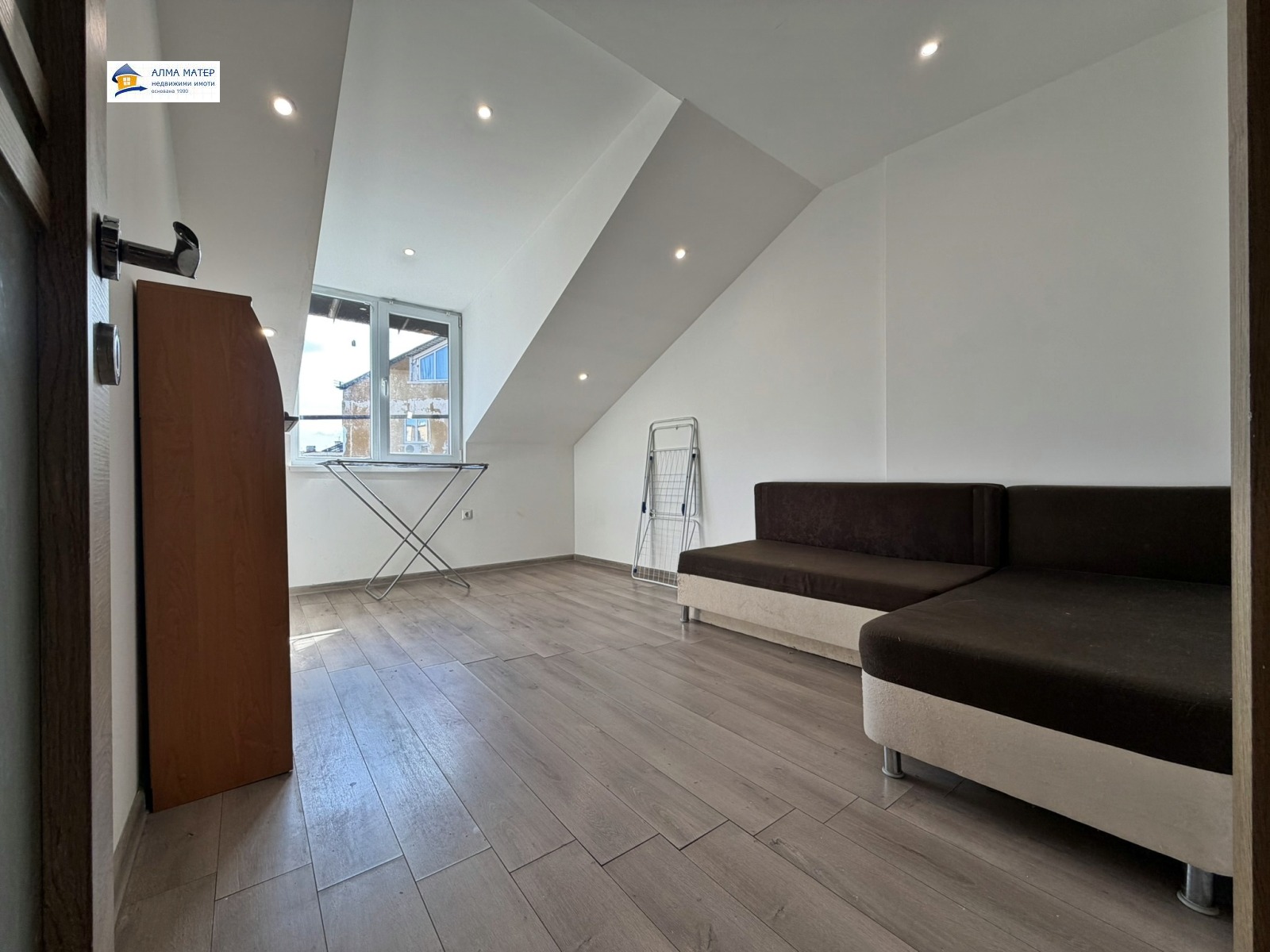 chetiristaen-apartament-138-kvm-pod-naem-tsentar-sofia-yuzhno-izlozhenie-10 Четиристаен апартамент 138 кв.м. под наем в Център | Южно изложение