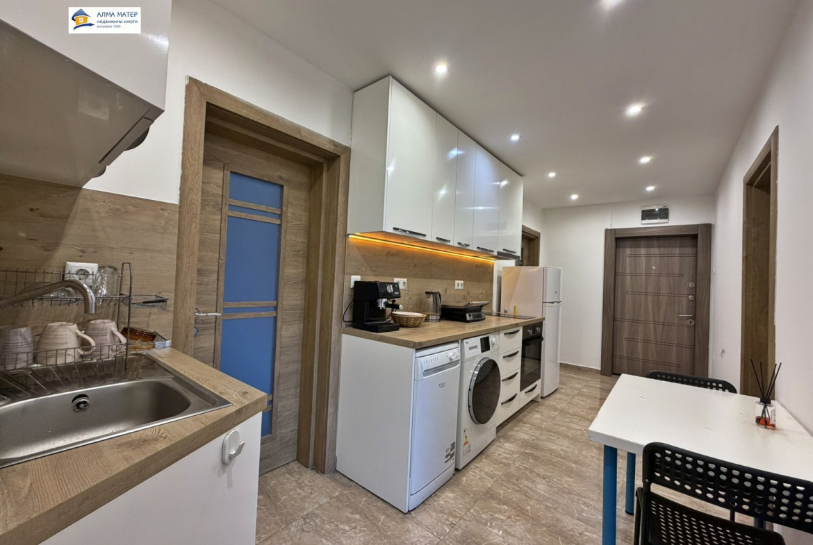 chetiristaen-apartament-138-kvm-pod-naem-tsentar-sofia-yuzhno-izlozhenie-2 Кухня с пералня, печка и хладилник интегрирани