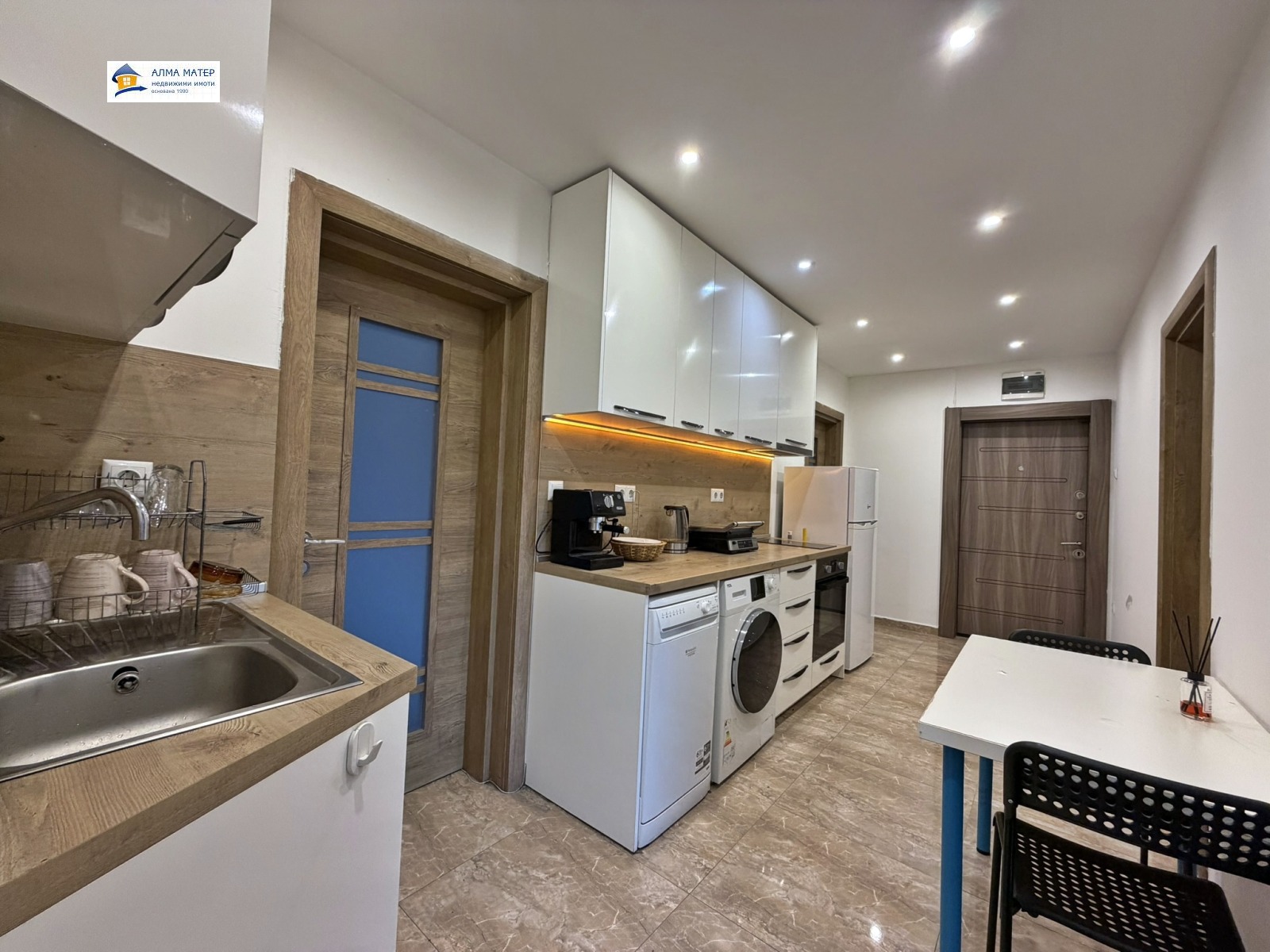 chetiristaen-apartament-138-kvm-pod-naem-tsentar-sofia-yuzhno-izlozhenie-2 Кухня с пералня, печка и хладилник интегрирани