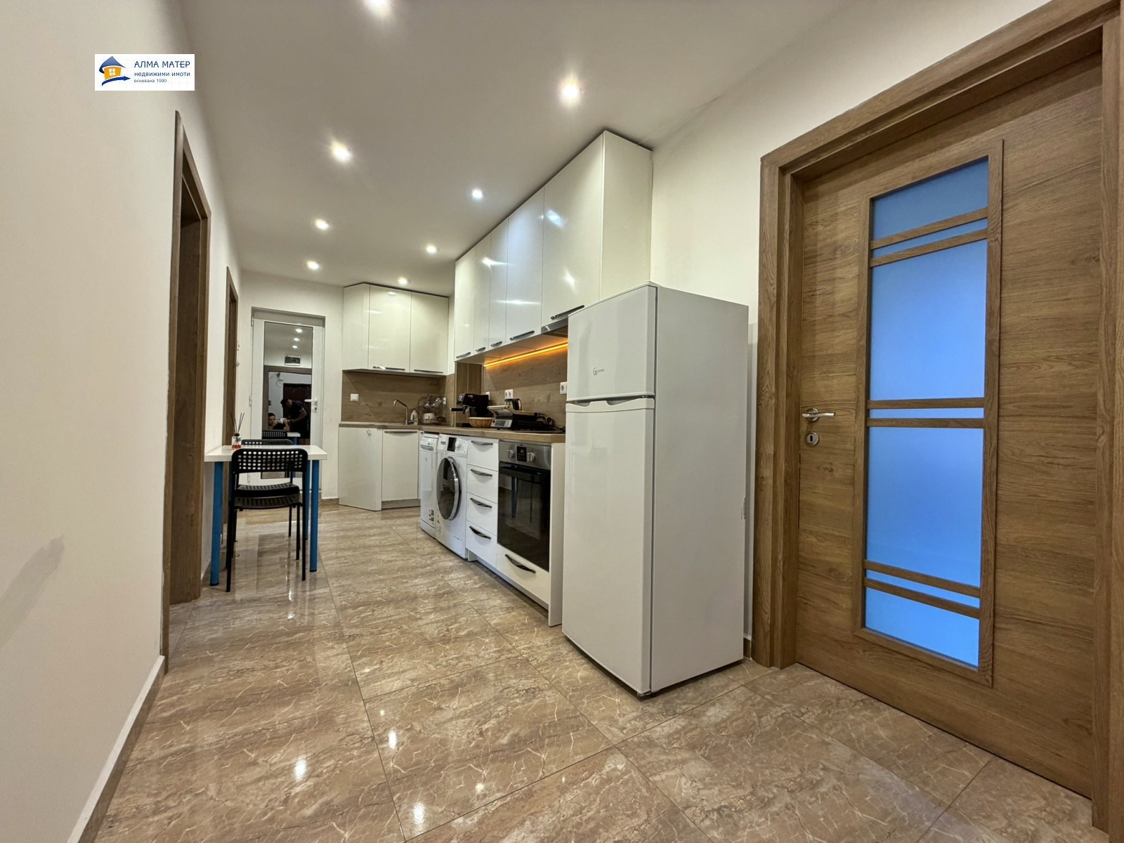 chetiristaen-apartament-138-kvm-pod-naem-tsentar-sofia-yuzhno-izlozhenie-3 Просторна кухня с дневна и трапезария