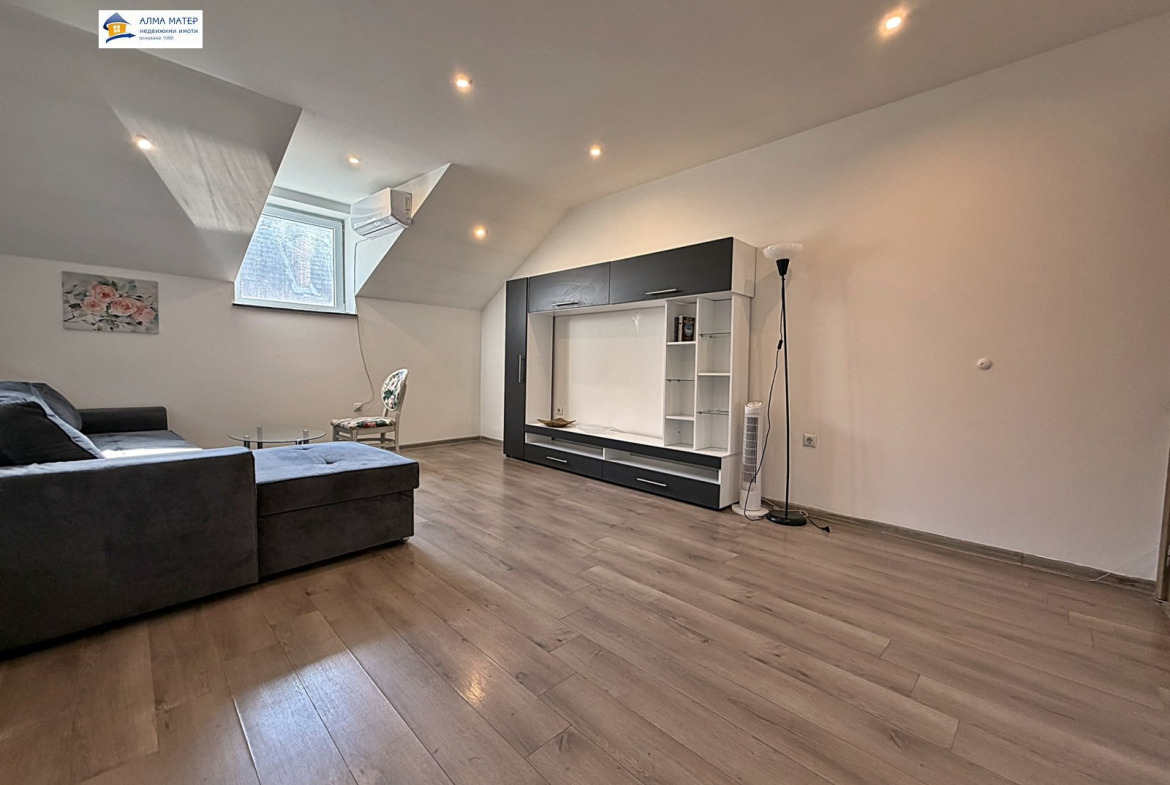 chetiristaen-apartament-138-kvm-pod-naem-tsentar-sofia-yuzhno-izlozhenie-4 Светла мансарда със софа и телевизор