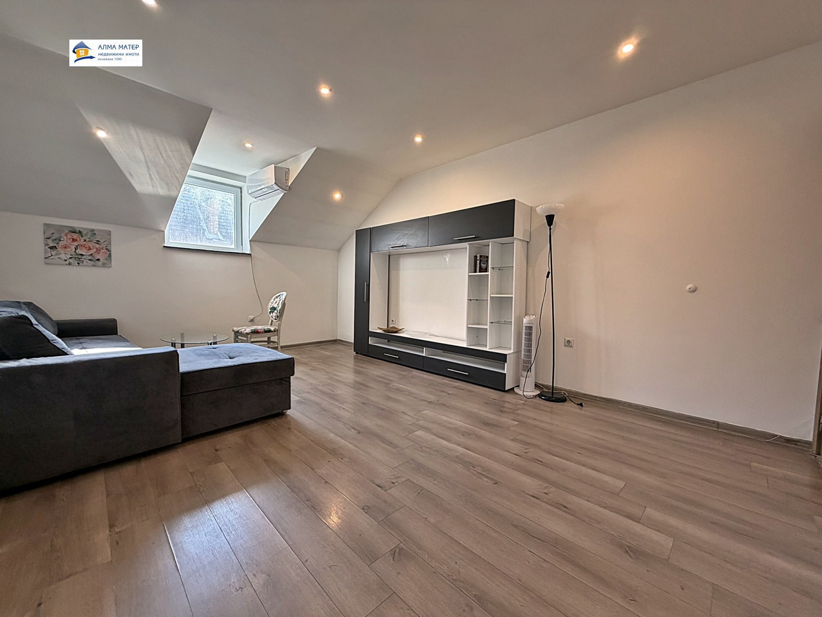 chetiristaen-apartament-138-kvm-pod-naem-tsentar-sofia-yuzhno-izlozhenie-4 Светла мансарда със софа и телевизор