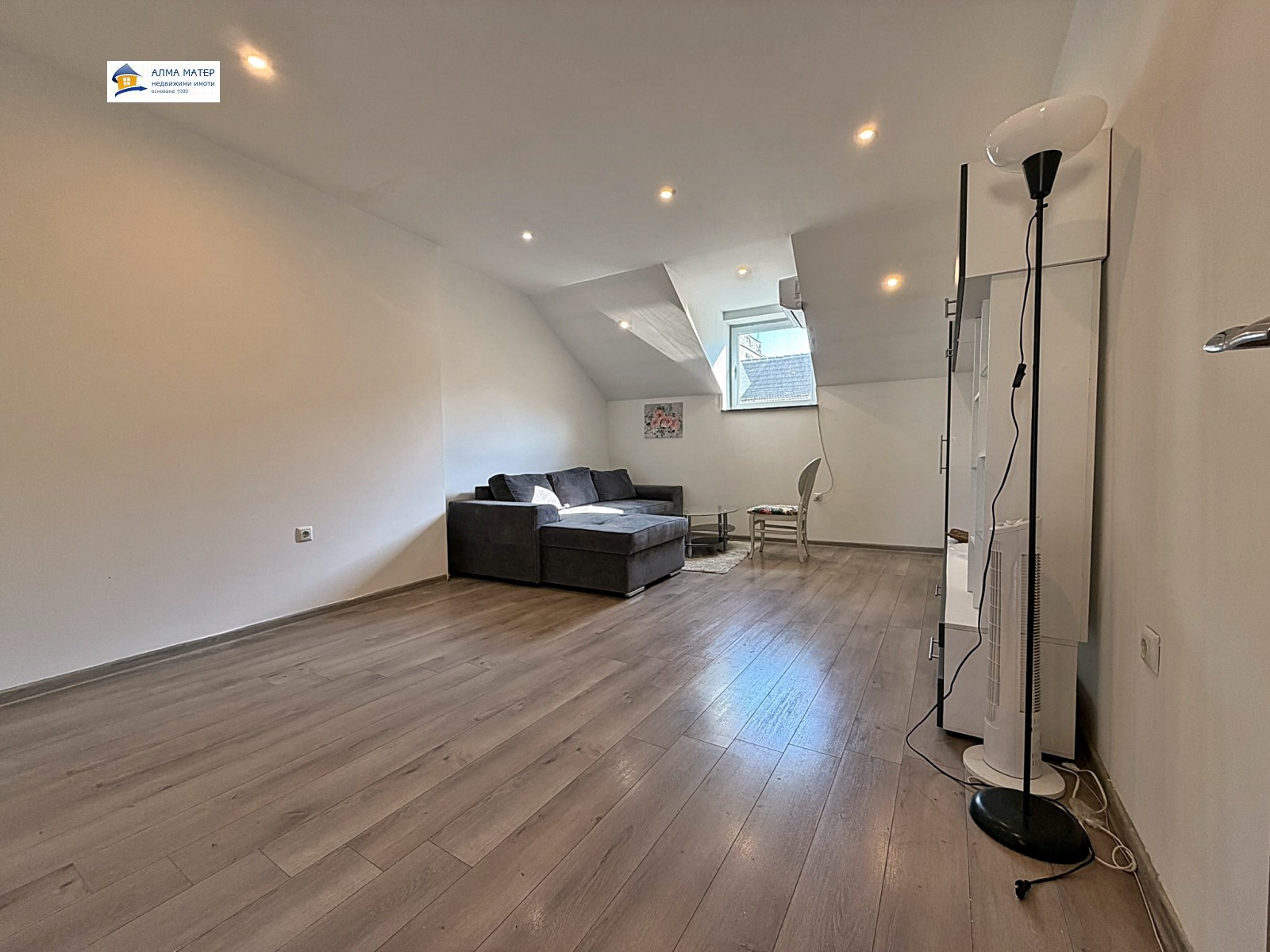 chetiristaen-apartament-138-kvm-pod-naem-tsentar-sofia-yuzhno-izlozhenie-5 Мансарда с паркет и наклонен таван