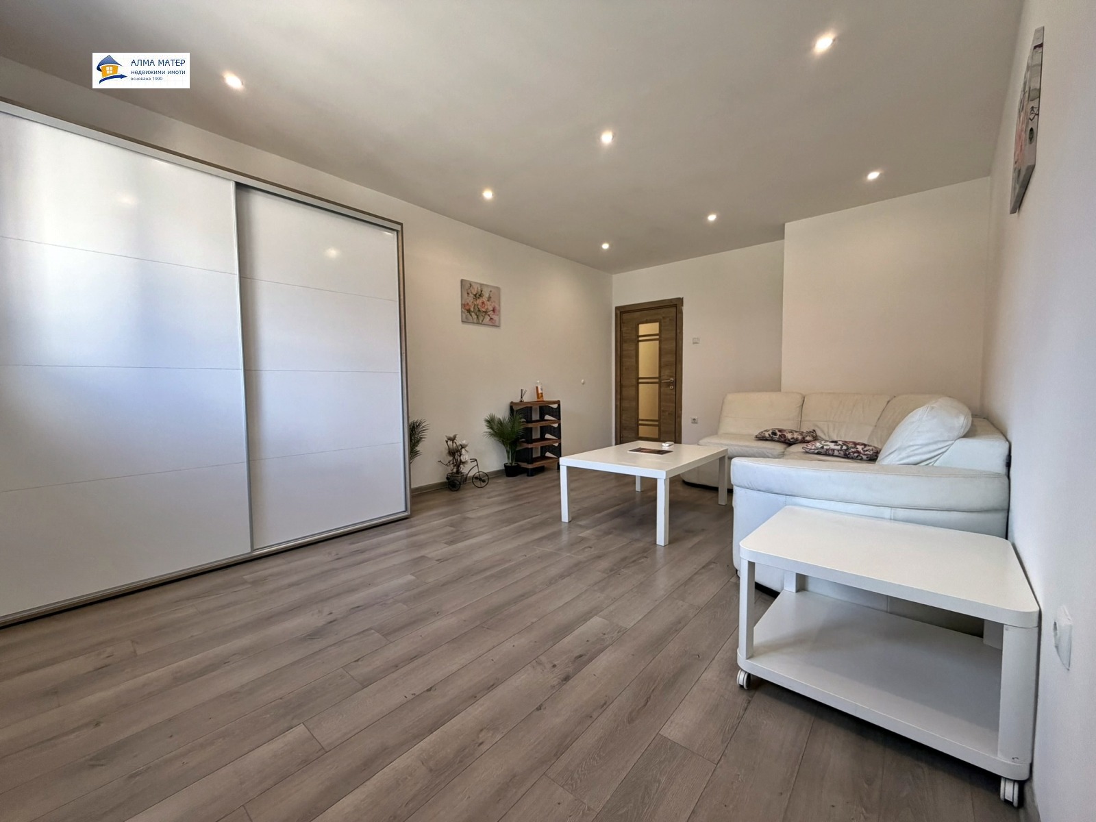 chetiristaen-apartament-138-kvm-pod-naem-tsentar-sofia-yuzhno-izlozhenie-8 Четиристаен апартамент 138 кв.м. под наем в Център | Южно изложение