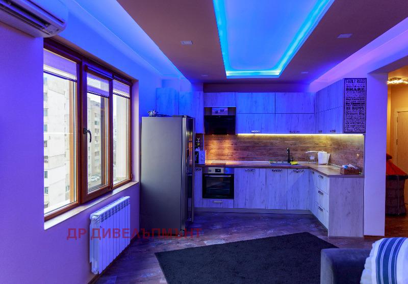 Кухня със синьо LED осветление и дървена облицовка
