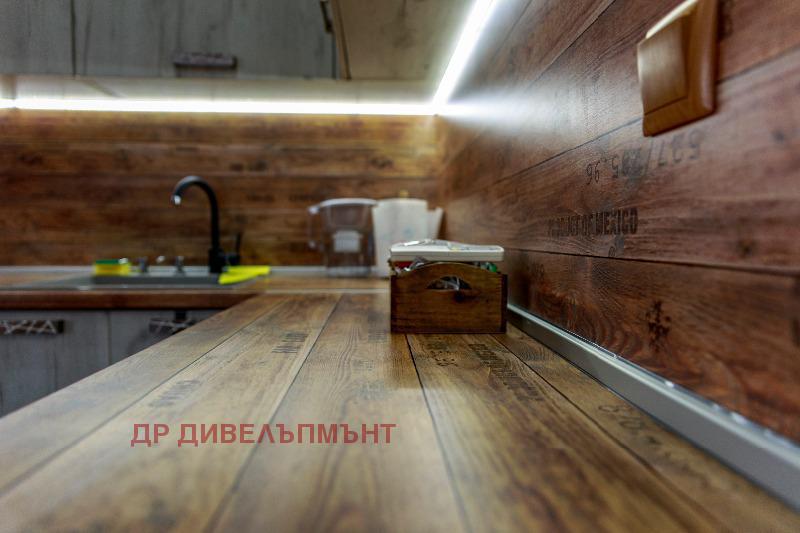 Детайл на кухненски плот с дърво и LED светлина