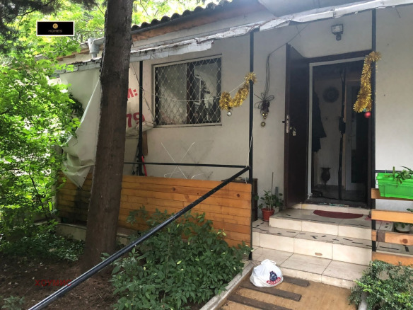 Вход на апартамента със стълби и дъвор