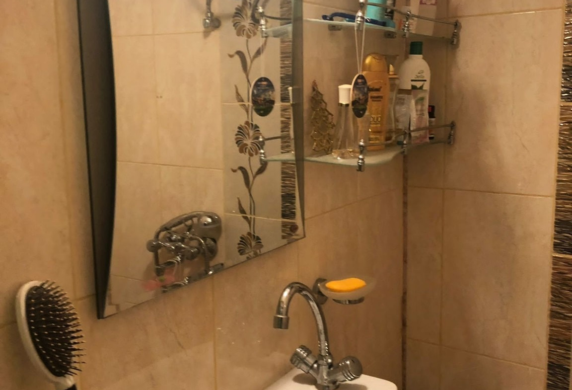 dvustaen-apartament-36-kvm-prodazhba-burgas-vazrazhdane-yuzhno-izlozhenie-dvor-4 Баня с огледало, раковина и душ кабина