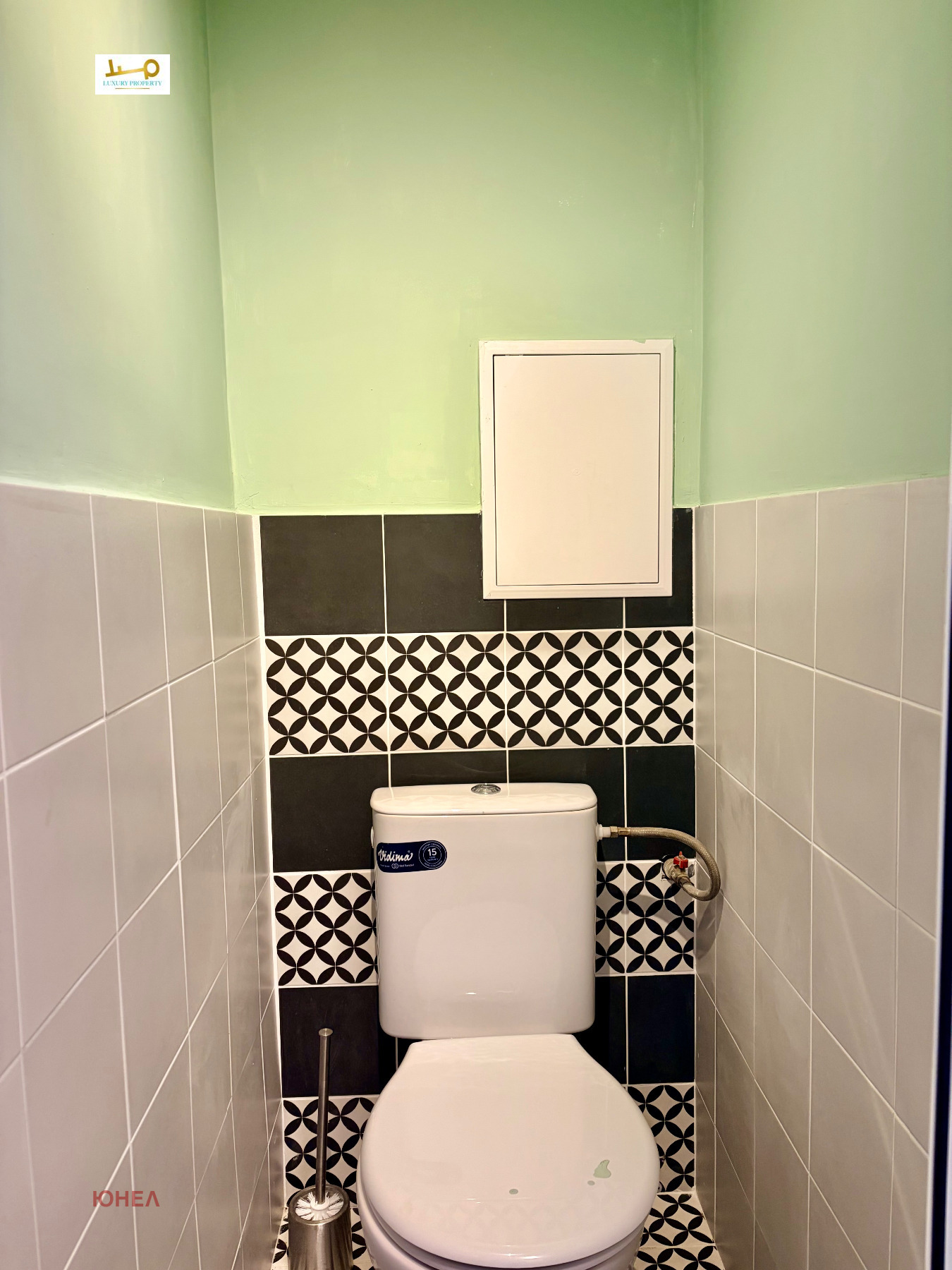 Малко WC със зелена стена и монохромни плочки