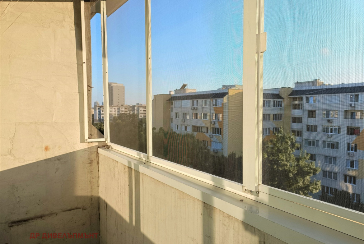 Панорамна гледка към град от балкон на висок етаж
