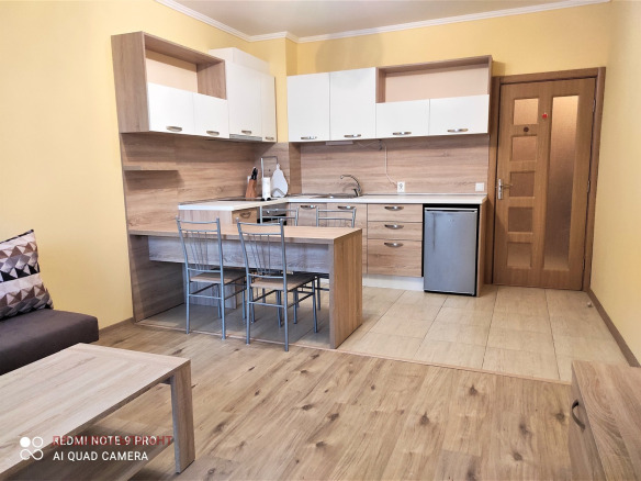 Кухня с остров, бели шкафове, дървени фронтове