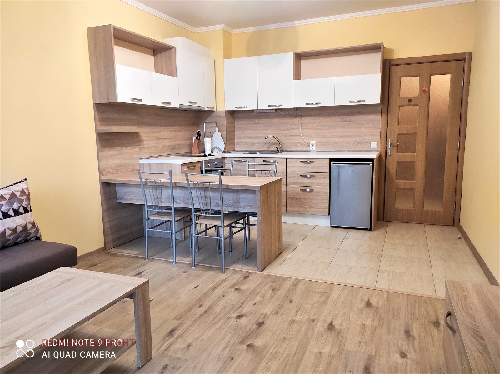 Кухня с остров, бели шкафове, дървени фронтове