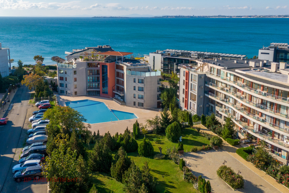 Море вид от луксозен комплекс със басейни