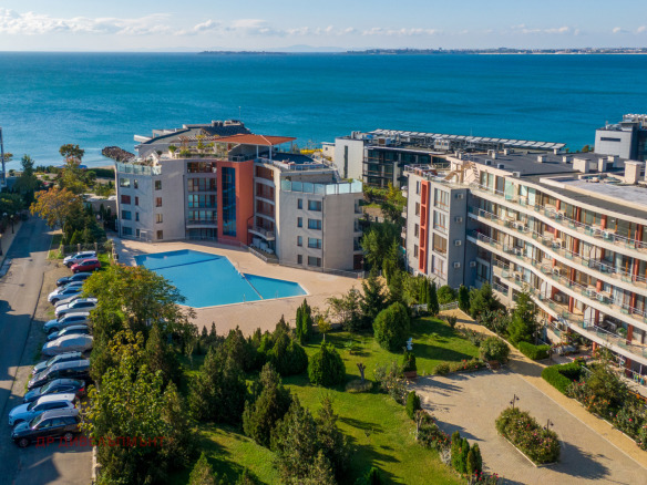 Море вид от луксозен комплекс със басейни