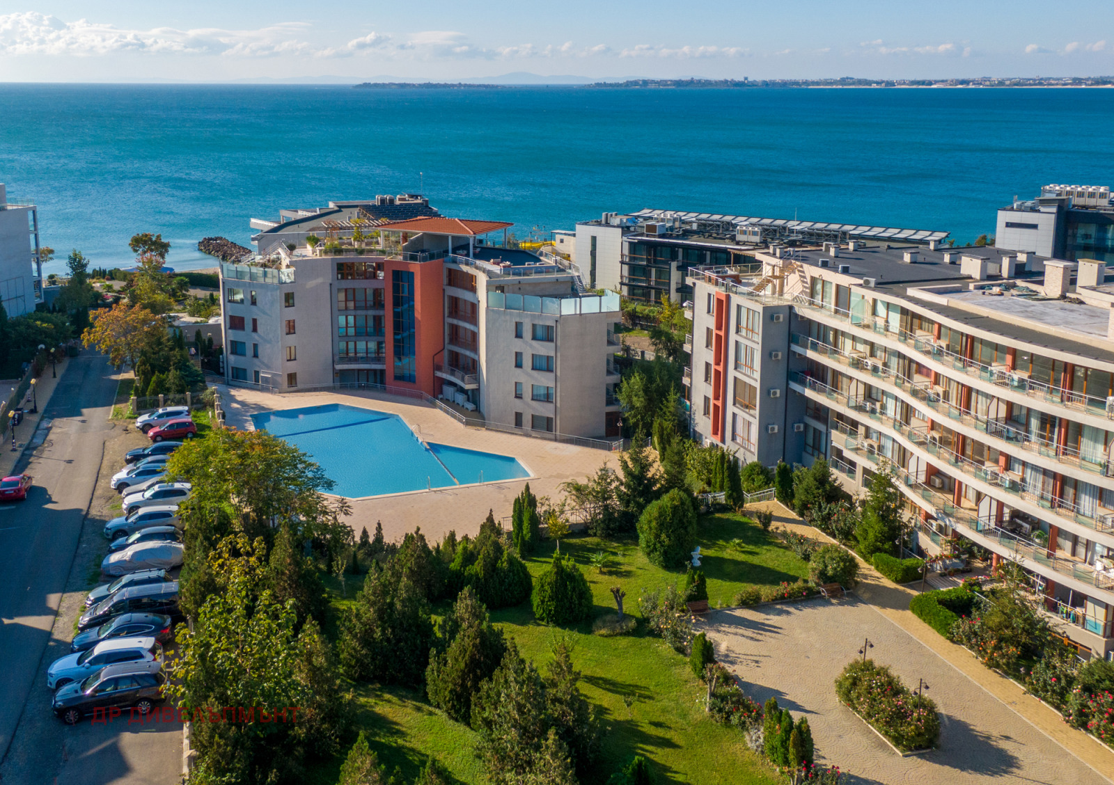 Море вид от луксозен комплекс със басейни