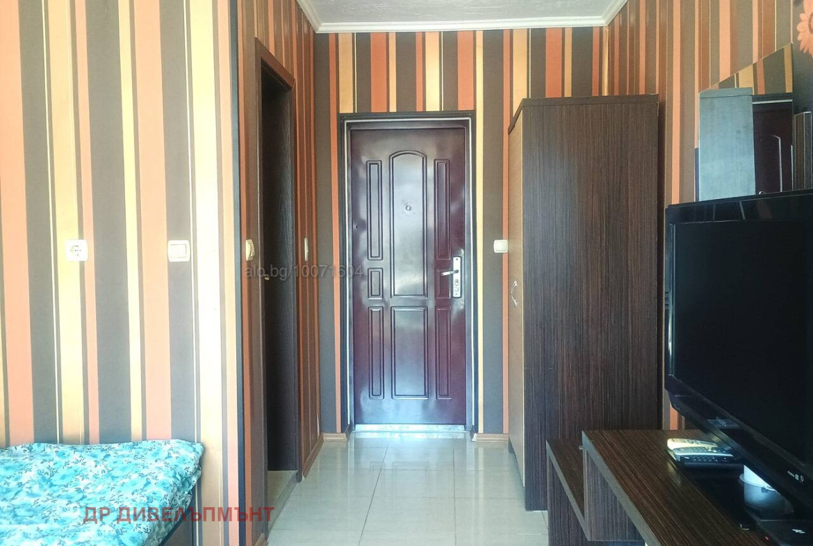 Входна врата и хол със striped wallpaper интериор