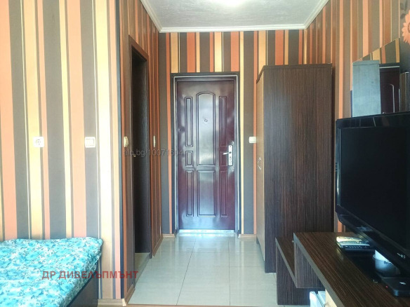 Входна врата и хол със striped wallpaper интериор