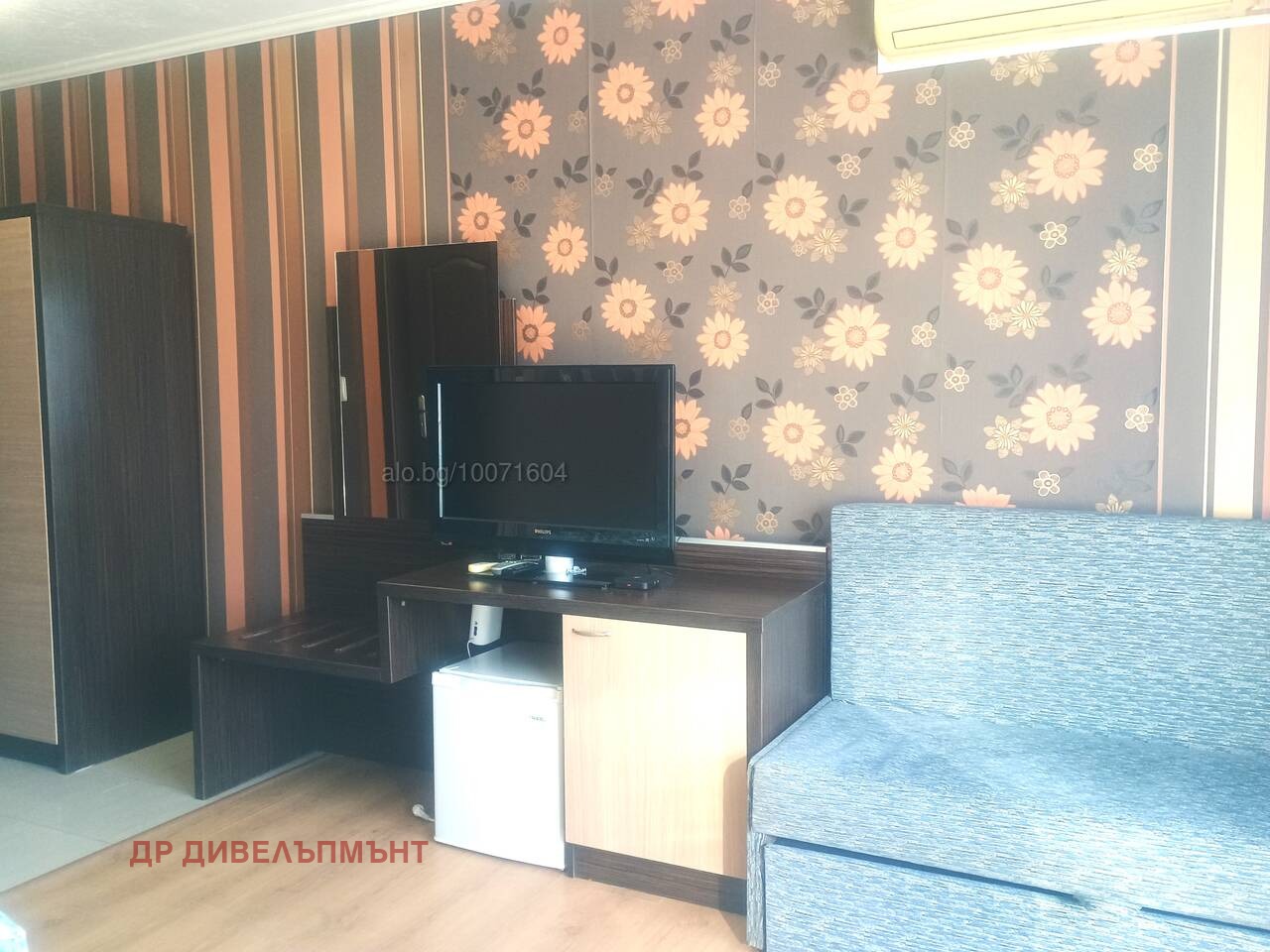 Телевизор и шкаф с дърво текстура черен цвят