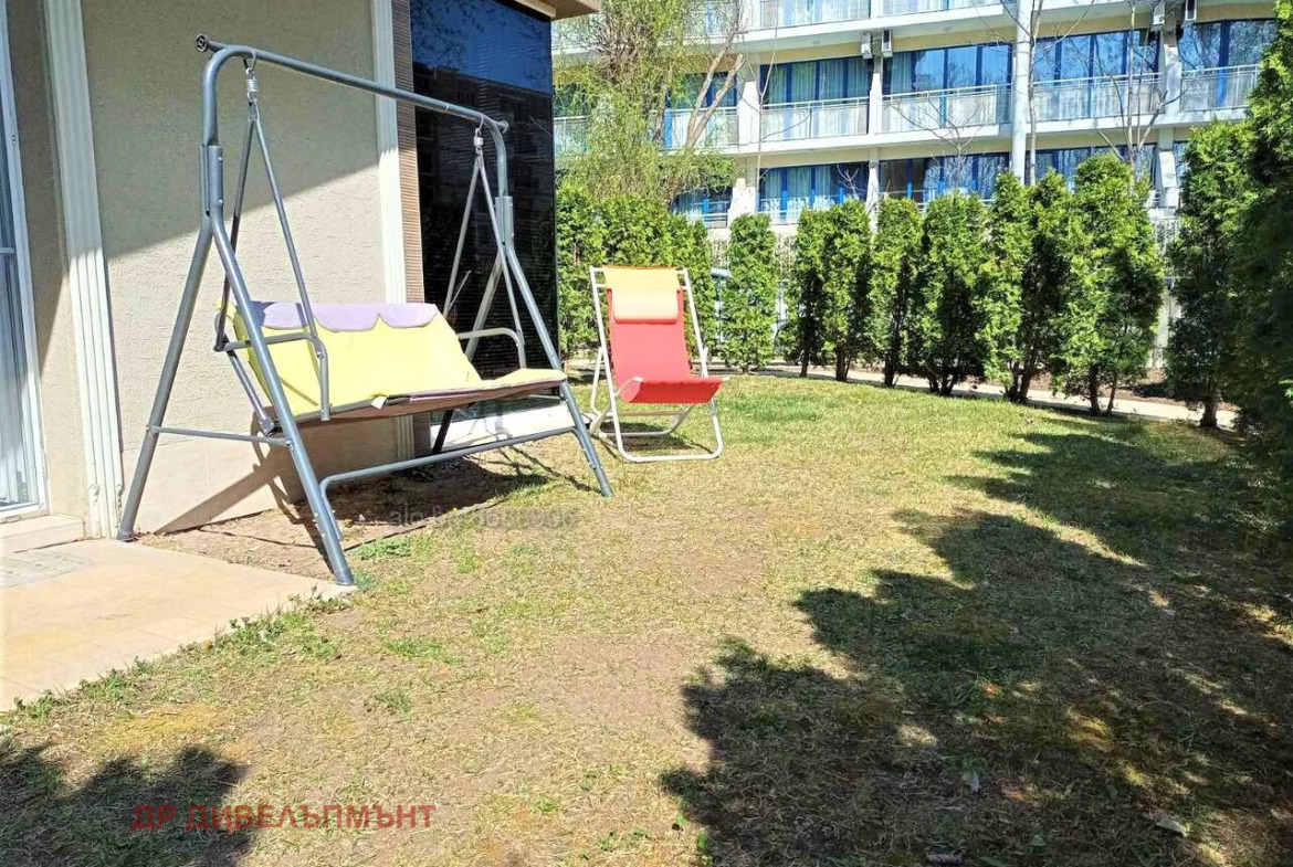 Градински замах с жълто и червено легло