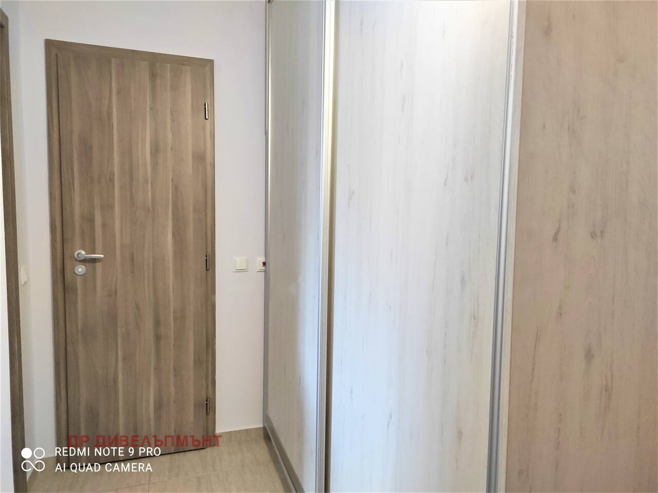 Антре с дървена врата и голям гардероб с плъзгащи врати