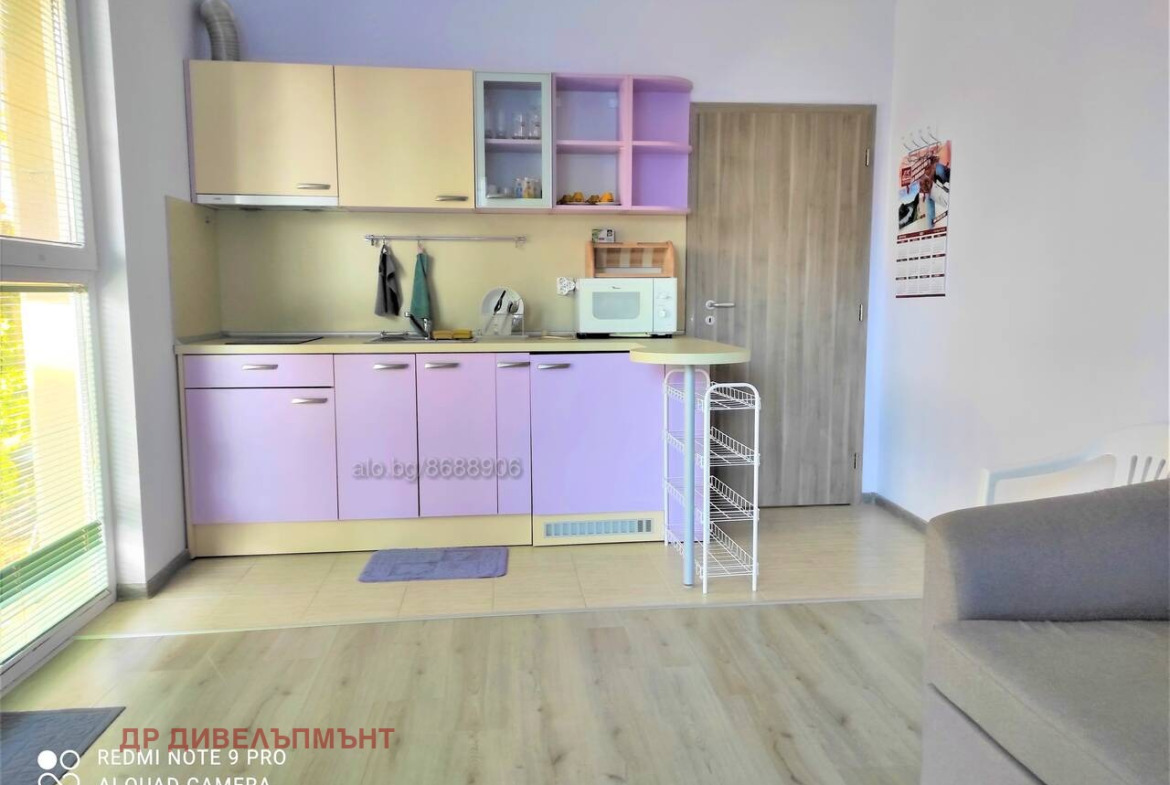 Кухня с лилав и жълт кухненски комплект