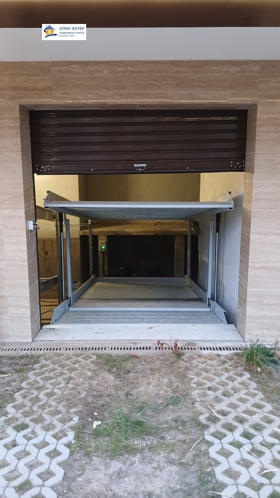 garage-40-sqm-for-rent-lyulin-double-with-lift-1 Garage with automatic roller shutter door open