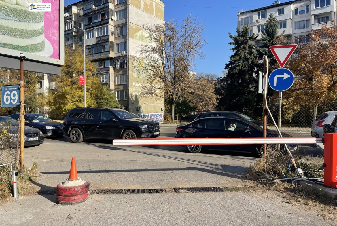 Паркинг място със заградител и съоръжение за зареждане