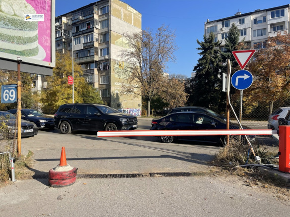 Гараж 20 кв.м. под Наем в Манастирски Ливади | EV Зарядна Станция 4 Паркинг място със заградител и съоръжение за зареждане
