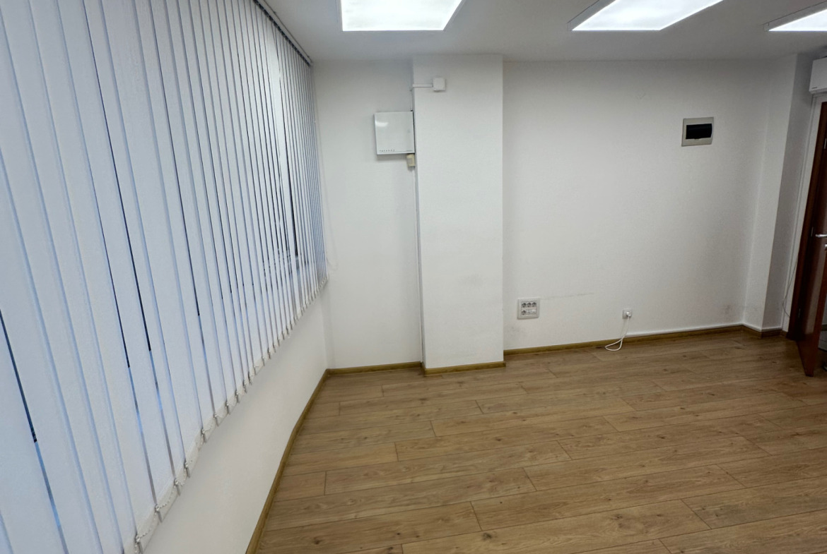 Офис с три LED панела и врата