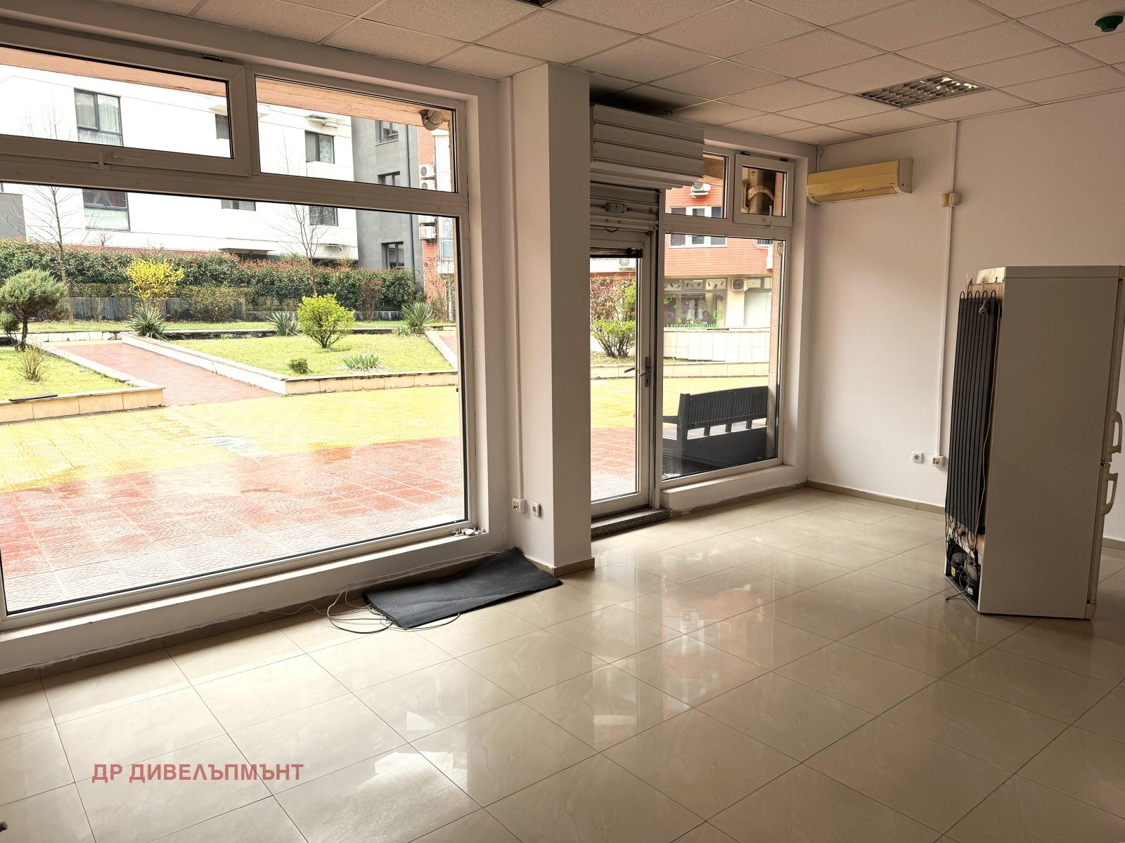 Просторна административна площ с панорамни прозорци