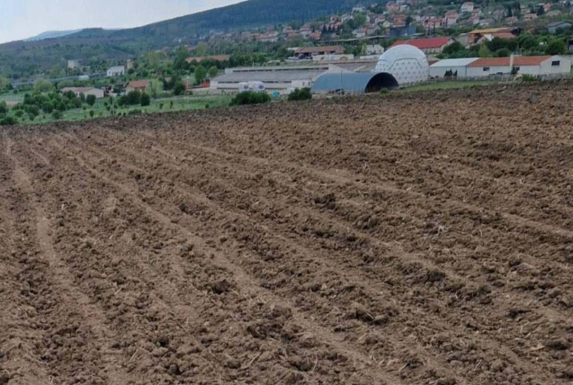Равна парцел с електрически линии и селско поле